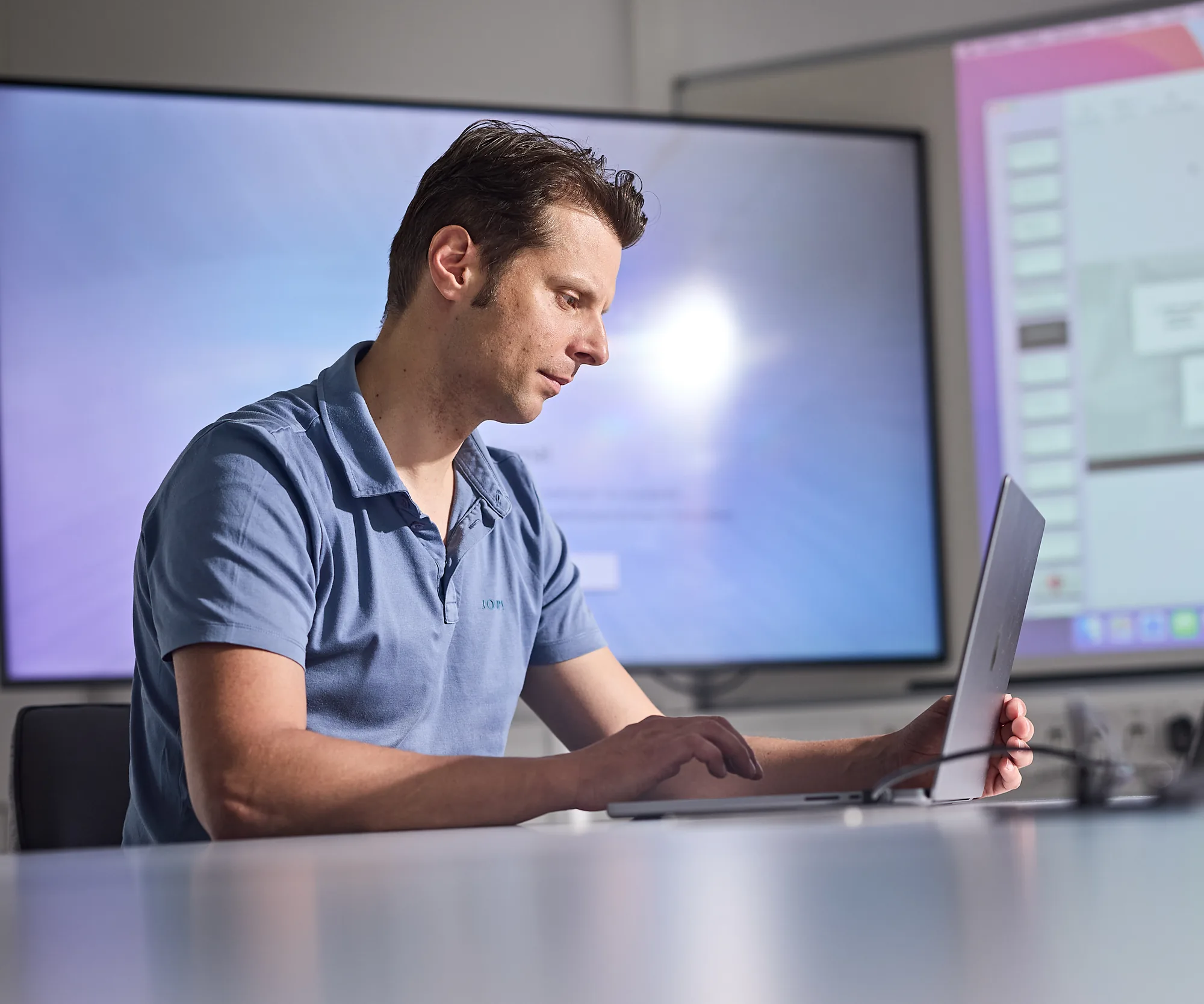 Unternehmer am Laptop – typische Social-Media-Herausforderungen